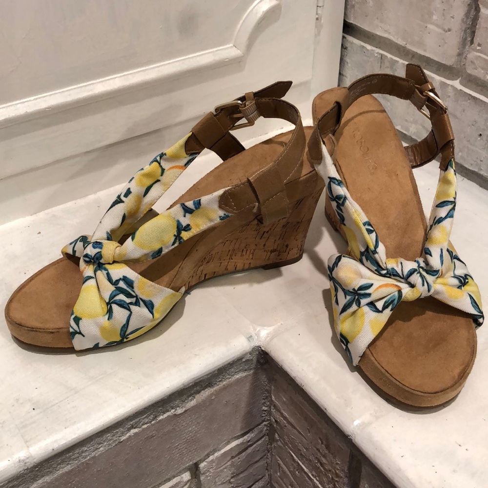 🍋Aerosoles wedge sandal heels- lemon print
